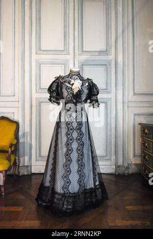 (170621) -- SEINE-et-MARNE 21 juin 2017 -- la photo prise le 20 juin 2017 montre une robe de réception qui était populaire dans les années 1900 au Château de champs-sur-Marne à Marne-la-Vallée, France. L'exposition l'Histoire en costumes : de la Belle époque aux années folles 1890-1930 a montré plus de 40 tenues, à partir desquelles les visiteurs peuvent réaliser l'évolution des vêtements et les changements sociaux à cette époque. )(zf) FRANCE-SEINE-et-MARNE-EXHIBITION-COSTUME ChenxYichen PUBLICATIONxNOTxINxCHN HIS et Marne juin 21 2017 la photo prise LE 20 2017 juin montre une robe de réception qui a eu du succès dans les années 1900 À Cha Banque D'Images