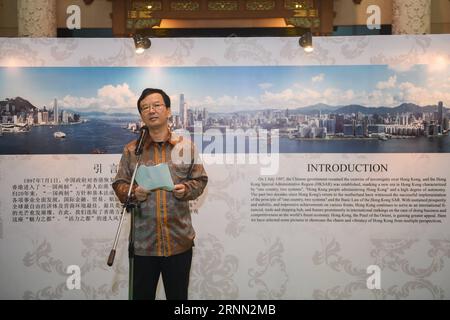 (170621) -- JAKARTA, le 21 juin 2017 -- Sun Weide, chargé des Affaires et ministre conseiller de l'ambassade de Chine en Indonésie, prend la parole lors d'une exposition de photos à Jakarta, Indonésie, le 20 juin 2017. L'exposition de photos a eu lieu ici mardi pour célébrer le 20e anniversaire du retour de Hong Kong en Chine. ) (zf) INDONÉSIE-JAKARTA-CHINE-HONG KONG-EXPOSITION DE PHOTOS DuxYu PUBLICATIONxNOTxINxCHN Jakarta juin 21 2017 préparation solaire charge d'affaires et ministres Conseiller de l'ambassade de Chine en Indonésie s'adresse à une exposition de photos à Jakarta Indonésie LE 20 2017 juin l'exposition de photos ce qu'il Banque D'Images