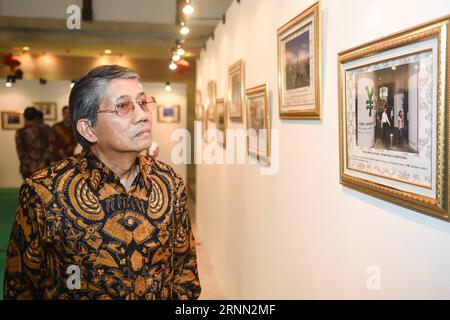 (170621) -- JAKARTA, le 21 juin 2017 -- Un visiteur voit une exposition de photos à Jakarta, Indonésie, le 20 juin 2017. L'exposition de photos a eu lieu ici mardi pour célébrer le 20e anniversaire du retour de Hong Kong en Chine. ) (zf) INDONÉSIE-JAKARTA-CHINE-HONG KONG-EXPOSITION DE PHOTOS DuxYu PUBLICATIONxNOTxINxCHN Jakarta juin 21 2017 un visiteur regarde une exposition de photos à Jakarta Indonésie LE 20 2017 juin l'exposition de photos quel héros ici Mardi pour célébrer le 20e anniversaire de Hong Kong S Retour en Chine ZF Indonésie Jakarta Chine Hong Kong exposition de photos DuxYu PUBLICATIONxNOTxINxCHN Banque D'Images