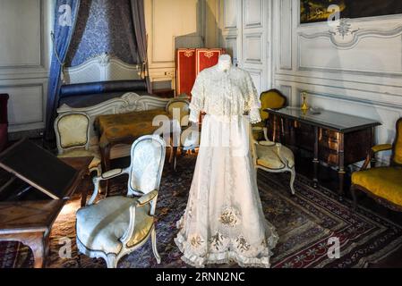 (170621) -- SEINE-et-MARNE 21 juin 2017 -- photo prise le 20 juin 2017 montre la tenue composée d'une jupe et d'un chemisier qui était populaire dans les années 1900 au Château de champs-sur-Marne à Marne-la-Vallée, France. L'exposition l'Histoire en costumes : de la Belle époque aux années folles 1890-1930 a montré plus de 40 tenues, à partir desquelles les visiteurs peuvent réaliser l'évolution des vêtements et les changements sociaux à cette époque. )(zf) FRANCE-SEINE-et-MARNE-EXHIBITION-COSTUME ChenxYichen PUBLICATIONxNOTxINxCHN HIS et Marne juin 21 2017 la photo prise LE 20 2017 juin montre la tenue composée d'un ski Banque D'Images