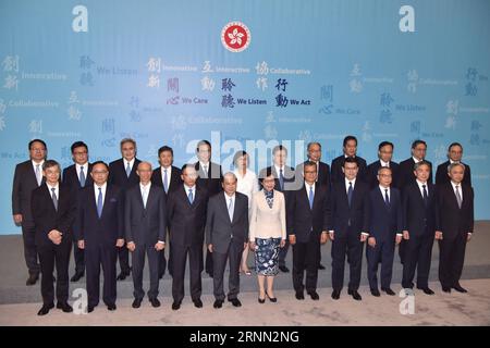 (170621) -- HONG KONG, 21 juin 2017 -- Lam Cheng Yuet-ngor (front C), directeur général du cinquième mandat de la région administrative spéciale de Hong Kong (RASHK), et les principaux responsables du cinquième mandat du gouvernement de la RASHK posent pour des photos de groupe lors d une conférence de presse dans le sud de la Chine à Hong Kong, le 21 juin 2017. Le Conseil d Etat de la Chine, sur la nomination de Lam, a approuvé les nominations des principaux fonctionnaires du cinquième mandat du gouvernement de la RASHK mercredi. Les 21 fonctionnaires nommés se sont tous présentés à la conférence de presse. Conformément à la Loi fondamentale de la RAS de Hong Kong, les fonctionnaires feront comme Banque D'Images