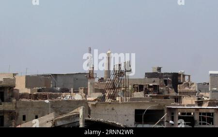 (170621) -- MOSSOUL, 21 juin 2017 -- le minaret de la Grande Mosquée d'al-Nuri est vu depuis le quartier libéré à l'ouest de Mossoul, en Irak, le 7 mai 2017. Les militants extrémistes de l'État islamique (EI) ont fait sauter la Grande Mosquée historique d'al-Nuri et son minaret penché, alors que les forces irakiennes poussent près de la zone de la mosquée dans la partie ouest de Mossoul, ont déclaré les militaires irakiens. IRAK-MOSSOUL-MOSQUÉE AL-NURI-DESTRUCTION KhalilxDawood PUBLICATIONxNOTxINxCHN Mossoul juin 21 2017 le Minaret de la Grande Mosquée d'Al Nuri EST lacs du quartier libéré dans l'ouest de Mossoul Irak le 7 2017 mai Banque D'Images