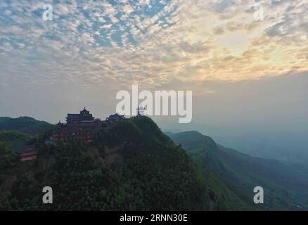 (170622) -- YIBIN, 22 juin 2017 -- la photo prise le 21 juin 2017 montre la scène du coucher de soleil sur le site pittoresque de la mer de bambou à Yibin, dans la province du Sichuan du sud-ouest de la Chine. La mer de bambou, qui est de 600-1,002 mètres au-dessus du niveau de la mer, est bien connue pour ses forêts de bambous et sa belle vue.) (Wyo) CHINA-SICHUAN-YIBIN-BAMBOO SEA (CN) LiuxKun PUBLICATIONxNOTxINxCHN Yibin juin 22 2017 la photo prise LE 21 2017 juin montre la scène du coucher du soleil AU point panoramique de la mer de bambou à Yibin Sud-Ouest de la Chine S province du Sichuan la mer de bambou qui EST à 600 1 002 MÈTRES au-dessus du niveau de la mer EST bien connue pour son Bamboo Forests et Be Banque D'Images