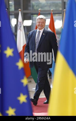 (170622) -- BRUXELLES, le 22 juin 2017 -- arrivée du président ukrainien Petro Porochenko avant un sommet de l'UE à Bruxelles, Belgique, le 22 juin 2017. (hy) BELGIQUE-BRUXELLES-UE-UKRAINE-TUSK-POROCHENKO YexPingfan PUBLICATIONxNOTxINxCHN Bruxelles juin 22 2017 arrivée du président ukrainien Petro Porochenko avant le sommet de l'UE à Bruxelles Belgique juin 22 2017 Hy Belgique Bruxelles UE Ukraine Tusk Poroshenko YexPingfan PUBLICATIONxNOTxINxCHN Banque D'Images