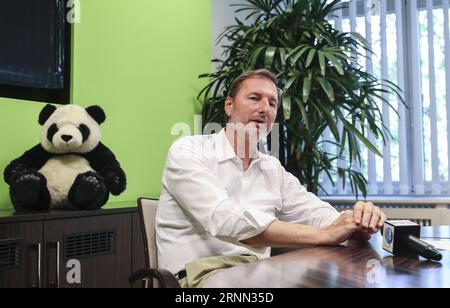 (170622) -- BERLIN, 22 juin 2017 -- Andreas Knieriem, directeur du zoo de Berlin, s'exprime lors d'une interview avec Xinhua dans la capitale allemande Berlin le 21 juin 2017. Le zoo de Berlin construira un paradis pour les pandas géants chinois Meng Meng et Jiao Qing afin qu'ils se sentent chez eux, a déclaré Andreas Knieriem mercredi. Les pandas arriveront au zoo le 24 juin. ) (YY) ALLEMAGNE-ZOO DE BERLIN-CHINOIS PANDAS GÉANTS shanxyuqi PUBLICATIONxNOTxINxCHN Berlin juin 22 2017 le directeur du zoo de Berlin Andreas Knieriem s'exprime lors d'une entrevue avec XINHUA en Allemagne capitale du Sud Berlin juin 21 2017 le zoo de Berlin CONSTRUIRA un paradis f Banque D'Images