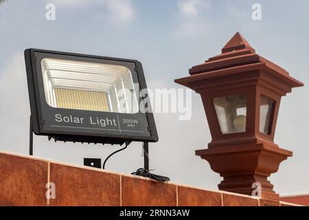 Réflecteur alimenté par des panneaux solaires fixés au mur. Banque D'Images