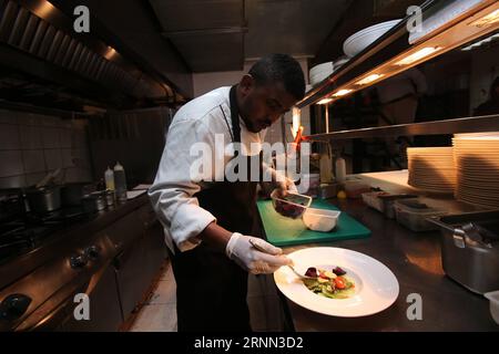 (170622) -- ATHÈNES, 22 juin 2017 -- Hassan, chef réfugié somalien de 25 ans, prépare des plats pour les clients à Vassilenas , un restaurant avec une longue histoire à Athènes, Grèce, le 22 juin 2017. GRÈCE-ATHÈNES-CHEF RÉFUGIÉ MariosxLolos PUBLICATIONxNOTxINxCHN Athènes juin 22 2017 25 ans le patron réfugié Hassan de Somalie prépare des plats pour les clients dans un restaurant avec une longue histoire à Athènes Grèce LE 22 2017 juin Grèce Athènes patron réfugié MariosxLolos PUBLICATIONxNOTxINxCHN Banque D'Images