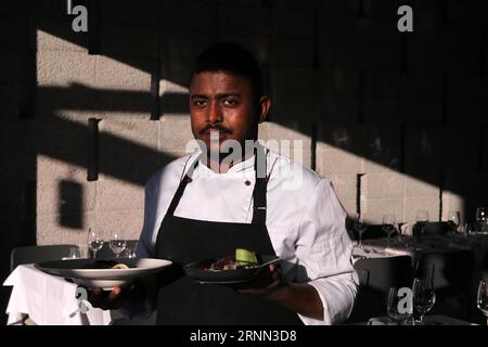 (170622) -- ATHÈNES, le 22 juin 2017 -- Hassan, chef réfugié somalien de 25 ans, travaille à Vassilenas , un restaurant avec une longue histoire à Athènes, en Grèce, le 22 juin 2017.) Pour faire correspondre la fonction: le chef réfugié utilise la nourriture pour montrer aux gens plus semblables que les différents CHEFS DE GRÈCE-ATHÈNES-RÉFUGIÉ MariosxLolos PUBLICATIONxNOTxINxCHN Athènes juin 22 2017 25 ans patron réfugié Hassan de Somalie travaille dans un restaurant avec une longue histoire à Athènes Grèce LE 22 2017 juin pour correspondre à Feature Refugee Boss Uses Food to montrez les célébrités plus semblables que différentes Grèce Athènes Refugee Boss MariosxLolos PUBLICATI Banque D'Images