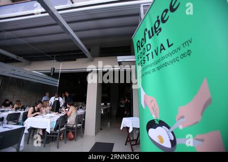 (170622) -- ATHÈNES, le 22 juin 2017 -- Hassan, chef réfugié somalien de 25 ans, présente les saveurs de son pays à ses clients à Vassilenas , un restaurant avec une longue histoire à Athènes, Grèce, le 22 juin 2017. Pour faire correspondre la fonction: le chef réfugié utilise la nourriture pour montrer aux gens plus semblables que différents GRÈCE-ATHÈNES-RÉFUGIÉ CHEF MariosxLolos PUBLICATIONxNOTxINxCHN Athènes juin 22 2017 25 ans le patron réfugié Hassan de Somalie présente son pays S saveurs aux clients dans un restaurant avec une longue histoire à Athènes Grèce LE 22 2017 juin pour correspondre Feature Refugee Boss utilise Food pour montrer Celebri Banque D'Images