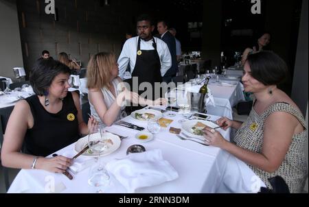 (170622) -- ATHÈNES, le 22 juin 2017 -- Hassan (C), chef réfugié somalien âgé de 25 ans, présente les saveurs de son pays à ses clients à Vassilenas , un restaurant avec une longue histoire à Athènes, Grèce, le 22 juin 2017. Pour faire correspondre la fonction: le chef réfugié utilise la nourriture pour montrer aux gens plus semblables que différents GRÈCE-ATHÈNES-RÉFUGIÉ CHEF MariosxLolos PUBLICATIONxNOTxINxCHN Athènes juin 22 2017 25 ans Refugee Boss Hassan C de Somalie présente son pays S saveurs aux clients dans un restaurant avec une longue histoire à Athènes Grèce LE 22 2017 juin à match Feature Refugee Boss utilise Food pour montrer C. Banque D'Images