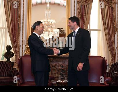 (170623) -- WASHINGTON D.C., le 23 juin 2017 -- le conseiller d'État chinois Yang Jiechi (à gauche) rencontre le président de la Chambre des représentants des États-Unis Paul Ryan à Washington D.C., le 22 juin 2017.) (srb) RÉUNION DU CONSEILLER D'ÉTAT américain-WASHINGTON D.C.-CHINOIS YinxBogu PUBLICATIONxNOTxINxCHN Washington D C juin 23 2017 les conseillers d'État chinois Yang Jiechi l rencontrent le président de la Chambre des représentants de l'Université Paul Ryan à Washington D C juin 22 2017 SRB U S Washington D C Réunion des conseillers d'État chinois YinxBogu PUBLICATIONxNOTxINXCHN Banque D'Images