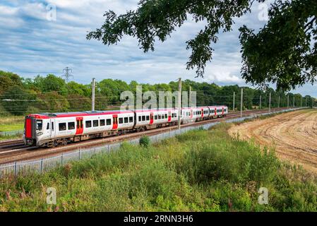 Transport pour le pays de Galles British Rail train de voyageurs diesel de classe 197 construit par la CAF sur la ligne principale de la côte ouest à Winwick. Banque D'Images