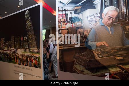 (170623) -- GENÈVE, le 23 juin 2017 -- les gens visitent une exposition de photos à Genève, Suisse, le 22 juin 2017. L'exposition de photos a eu lieu jeudi ici pour célébrer le 20e anniversaire du retour de Hong Kong en Chine. )(gj) SUISSE-GENÈVE-EXPOSITION-HONG KONG XuxJinquan PUBLICATIONxNOTxINxCHN Genève juin 23 2017 célébrités visitent une exposition de photos à Genève Suisse LE 22 2017 juin l'exposition de photos quel héros ici jeudi pour célébrer le 20e anniversaire de Hong Kong S Retour en Chine GJ Suisse exposition de Genève Hong Kong XuxJinquan PUBLICATIONxNOTxINxCHN Banque D'Images