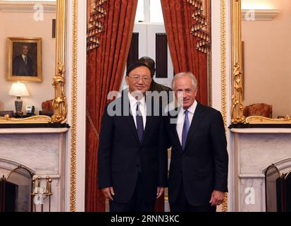 (170623) -- WASHINGTON, le 23 juin 2017 -- le conseiller d'État chinois Yang Jiechi (à gauche) rencontre Bob Corker, président du comité des relations étrangères du Sénat des États-Unis, à Washington le 22 juin 2017.) (gj) RÉUNION DU CONSEILLER D'ÉTAT américain-WASHINGTON-CHINOIS YinxBogu PUBLICATIONxNOTxINxCHN Washington juin 23 2017 les conseillers d'État chinois Yang Jiechi l rencontrent Bob Corker Président du Comité des relations étrangères du Sénat des États-Unis à Washington juin 22 2017 Réunion du conseiller d'État chinois YinxBogu PUBLICATIONxNOTxINxCHN Banque D'Images