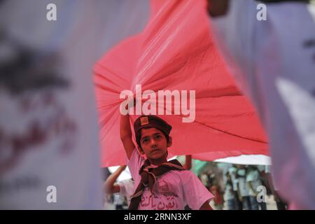 (170623) -- GAZA, 23 juin 2017 -- Un garçon scout palestinien brandit un grand drapeau palestinien lors d'un rassemblement marquant le jour d'Al-Qods ou le jour de Jérusalem, dans la ville de Gaza, le 23 juin 2017. Wissam Nassar) (dtf) MIDEAST-GAZA-RAMDAN-Al-QUDS DAY-RALLY zhaoyue PUBLICATIONxNOTxINxCHN Gaza 23 2017 juin un garçon scout PALESTINIEN brandit un grand drapeau PALESTINIEN lors d'un rassemblement marquant le jour d'Al Qods ou le jour de Jérusalem dans la ville de Gaza LE 23 2017 juin Wissam Nassar dtf Mideast Gaza ramdan Al Quds Rally Banque D'Images