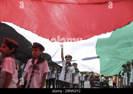 (170623) -- GAZA, 23 juin 2017 -- des garçons scouts palestiniens brandissent un grand drapeau palestinien lors d'un rassemblement marquant le jour d'Al-Qods ou le jour de Jérusalem, dans la ville de Gaza, le 23 juin 2017 Wissam Nassar) (dtf) RASSEMBLEMENT QUOTIDIEN MIDEAST-GAZA-RAMDAN-Al-QUDS zhaoyue PUBLICATIONxNOTxINxCHN Gaza 23 2017 juin des scouts PALESTINIENS brandissent un grand drapeau PALESTINIEN lors d'un rassemblement marquant le jour d'Al Qods ou la Journée de Jérusalem dans la ville de Gaza LE 23 2017 juin Rallye jour Wissam Nassar dtf Mideast Gaza ramdan Al Quds PUBLICATIONxNOxNxNoxNoxNoxTXNOTXN Banque D'Images