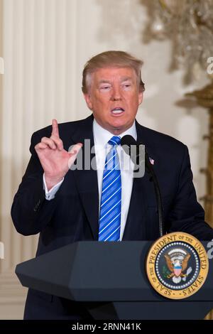 (170623) -- WASHINGTON, 23 juin 2017 -- le président américain Donald Trump prend la parole avant de signer une nouvelle loi à la Maison Blanche à Washington D.C., aux États-Unis, le 23 juin 2017. Le président américain Donald Trump a signé vendredi une nouvelle loi visant à protéger les lanceurs d'alerte et à faciliter le licenciement des employés du ministère des anciens combattants (va). U.S.-WASHINGTON D.C.-TRUMP-va-ACT-SIGNING TingxShen PUBLICATIONxNOTxINxCHN Washington juin 23 2017 le président américain Donald Trump parle avant de signer une nouvelle législation À la Maison Blanche à Washington D C les États-Unis SUR Ju Banque D'Images