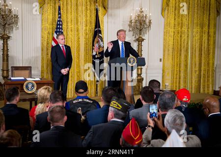 (170623) -- WASHINGTON, 23 juin 2017 -- le président américain Donald Trump (R, arrière) prend la parole avant de signer une nouvelle loi à la Maison Blanche à Washington D.C., aux États-Unis, le 23 juin 2017. Le président américain Donald Trump a signé vendredi une nouvelle loi visant à protéger les lanceurs d'alerte et à faciliter le licenciement des employés du ministère des anciens combattants (va). U.S.-WASHINGTON D.C.-TRUMP-va-ACT-SIGNING TingxShen PUBLICATIONxNOTxINxCHN Washington juin 23 2017 le président américain Donald Trump r Rear prend la parole avant de signer une nouvelle législation À la Maison Blanche à Washington D C l'ONU Banque D'Images