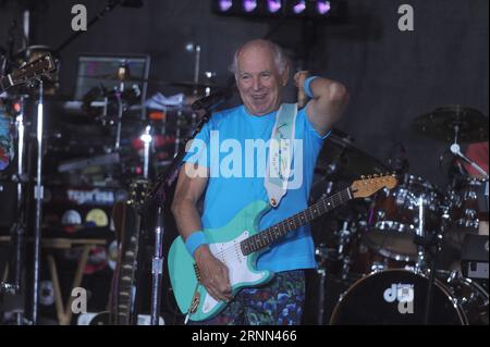 Manhattan, États-Unis d'Amérique. 31 juillet 2016. NEW YORK, NY - JUILLET 29 : Jimmy Buffett joue sur NBC 'Today' au Rockefeller Plaza le 29 juillet 2016 à New York. People : Jimmy Buffett Credit : Storms Media Group/Alamy Live News Banque D'Images