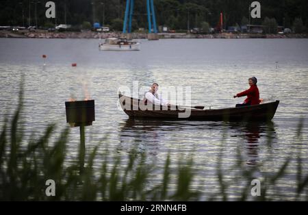 (170624) -- HELSINKI, le 24 juin 2017 -- des organisateurs vêtus de costumes traditionnels rament un bateau pour allumer des feux de joie lors d'une célébration de la mi-été à Helsinki, Finlande, le 23 juin 2017.) (dtf) FINLANDE-HELSINKI-MIDSUMMER DAY-BONFIRE ZhangxXuan PUBLICATIONxNOTxINxCHN Helsinki juin 24 2017 organisateurs vêtus de costumes traditionnels ramasser un bateau pour allumer les feux de joie lors d'une célébration de la mi-été à Helsinki Finlande LE 23 2017 juin dtf Finlande Helsinki Midsummer Day Bonfire ZhangxXuan PUBLICATIONxNOTxINxCHN Banque D'Images