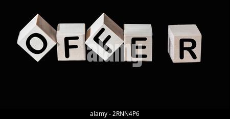 Symbole d'offre. Cubes en bois avec le mot offer sur fond noir. Concept de l'offre. Banque D'Images