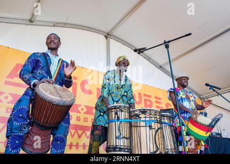 Sydney Aust 02 septembre 2023 : le 15e Festival Africultures annuel a eu lieu sous un beau soleil au Cathy Freeman Park dans le parc olympique de Sydney à Homebush, Sydney, Australie. 52 nations africaines étaient présentes vendant une large gamme de nourriture et de vêtements et célébrant avec des spectacles sur scène, représentant la population diversifiée et multiculturelle de Sydney et de l’Australie. Photo sont African Drum & Dance sur l'une des scènes de l'événement. Crédit : Stephen Dwyer / Alamy Live News Banque D'Images