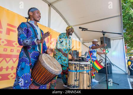 Sydney Aust 02 septembre 2023 : le 15e Festival Africultures annuel a eu lieu sous un beau soleil au Cathy Freeman Park dans le parc olympique de Sydney à Homebush, Sydney, Australie. 52 nations africaines étaient présentes vendant une large gamme de nourriture et de vêtements et célébrant avec des spectacles sur scène, représentant la population diversifiée et multiculturelle de Sydney et de l’Australie. Photo sont African Drum & Dance sur l'une des scènes de l'événement. Crédit : Stephen Dwyer / Alamy Live News Banque D'Images