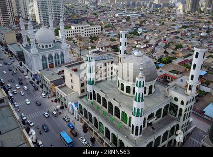 (170625) -- LANZHOU, 25 juin 2017 -- une photo prise le 19 juin 2017 montre deux mosquées à Linxia, dans la province du Gansu du nord-ouest de la Chine. (Wyo) CHINA-GANSU-QINGHAI-TOURISM-SCENERY (CN) LixAn PUBLICATIONxNOTxINxCHN Lanzhou juin 25 2017 photo prise LE 19 2017 juin montre deux mosquées à Linxia Nord-Ouest de la Chine S Gansu wyo Chine Gansu Qinghai Tourism Scenery CN LixAn PUBLICATIONxNOTxINxCHN Banque D'Images