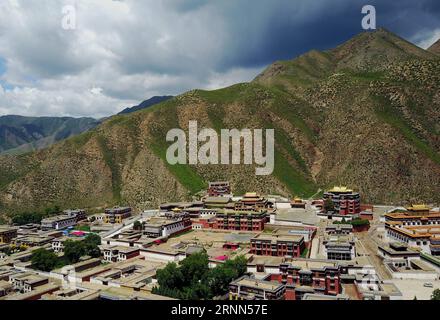 (170625) -- LANZHOU, 25 juin 2017 -- une photo prise le 20 juin 2017 montre le monastère de Labrang dans la préfecture autonome tibétaine de Gannan, province du Gansu, au nord-ouest de la Chine. (Wyo) CHINA-GANSU-QINGHAI-TOURISM-SCENERY (CN) LixAn PUBLICATIONxNOTxINxCHN Lanzhou juin 25 2017 la photo prise LE 20 2017 juin montre le monastère de Labrang à Gannan Préfecture autonome tibétaine Préfecture autonome du Nord-Ouest de la Chine S Gansu province wyo Chine Gansu Qinghai Paysage touristique CN LixAn PUBLICATIONxNOTxINxAn PUBLICATIONxINxINxCHN Banque D'Images