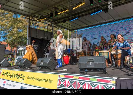 Sydney Aust 02 septembre 2023 : le 15e Festival Africultures annuel a eu lieu sous un beau soleil au Cathy Freeman Park dans le parc olympique de Sydney à Homebush, Sydney, Australie. 52 nations africaines étaient présentes vendant une large gamme de nourriture et de vêtements et célébrant avec des spectacles sur scène, représentant la population diversifiée et multiculturelle de Sydney et de l’Australie. Crédit : Stephen Dwyer / Alamy Live News Banque D'Images