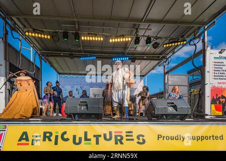 Sydney Aust 02 septembre 2023 : le 15e Festival Africultures annuel a eu lieu sous un beau soleil au Cathy Freeman Park dans le parc olympique de Sydney à Homebush, Sydney, Australie. 52 nations africaines étaient présentes vendant une large gamme de nourriture et de vêtements et célébrant avec des spectacles sur scène, représentant la population diversifiée et multiculturelle de Sydney et de l’Australie. Sur la photo, des membres de l'ensemble Karifi se produisent lors de l'événement. Crédit : Stephen Dwyer / Alamy Live News Banque D'Images