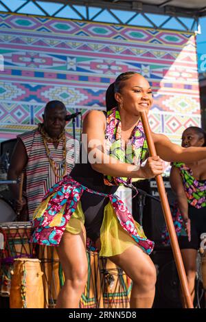 Sydney Aust 02 septembre 2023 : le 15e Festival Africultures annuel a eu lieu sous un beau soleil au Cathy Freeman Park dans le parc olympique de Sydney à Homebush, Sydney, Australie. 52 nations africaines étaient présentes vendant une large gamme de nourriture et de vêtements et célébrant avec des spectacles sur scène, représentant la population diversifiée et multiculturelle de Sydney et de l’Australie. Sur la photo, des membres de l'ensemble Karifi se produisent lors de l'événement. Crédit : Stephen Dwyer / Alamy Live News Banque D'Images