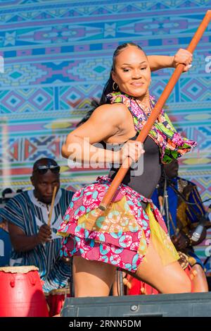 Sydney Aust 02 septembre 2023 : le 15e Festival Africultures annuel a eu lieu sous un beau soleil au Cathy Freeman Park dans le parc olympique de Sydney à Homebush, Sydney, Australie. 52 nations africaines étaient présentes vendant une large gamme de nourriture et de vêtements et célébrant avec des spectacles sur scène, représentant la population diversifiée et multiculturelle de Sydney et de l’Australie. Sur la photo, des membres de l'ensemble Karifi se produisent lors de l'événement. Crédit : Stephen Dwyer / Alamy Live News Banque D'Images