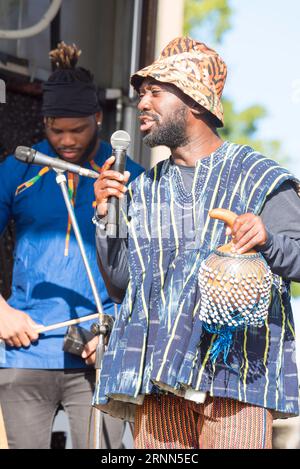 Sydney Aust 02 septembre 2023 : le 15e Festival Africultures annuel a eu lieu sous un beau soleil au Cathy Freeman Park dans le parc olympique de Sydney à Homebush, Sydney, Australie. 52 nations africaines étaient présentes vendant une large gamme de nourriture et de vêtements et célébrant avec des spectacles sur scène, représentant la population diversifiée et multiculturelle de Sydney et de l’Australie. Sur la photo, des membres de l'ensemble Karifi se produisent lors de l'événement. Crédit : Stephen Dwyer / Alamy Live News Banque D'Images