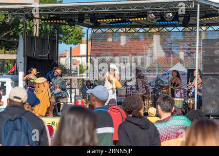 Sydney Aust 02 septembre 2023 : le 15e Festival Africultures annuel a eu lieu sous un beau soleil au Cathy Freeman Park dans le parc olympique de Sydney à Homebush, Sydney, Australie. 52 nations africaines étaient présentes vendant une large gamme de nourriture et de vêtements et célébrant avec des spectacles sur scène, représentant la population diversifiée et multiculturelle de Sydney et de l’Australie. Sur la photo, des membres de l'ensemble Karifi se produisent lors de l'événement. Crédit : Stephen Dwyer / Alamy Live News Banque D'Images