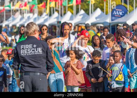 Sydney Aust 02 septembre 2023 : le 15e Festival Africultures annuel a eu lieu sous un beau soleil au Cathy Freeman Park dans le parc olympique de Sydney à Homebush, Sydney, Australie. 52 nations africaines étaient présentes vendant une large gamme de nourriture et de vêtements et célébrant avec des spectacles sur scène, représentant la population diversifiée et multiculturelle de Sydney et de l’Australie. Sur la photo, des enfants participent à une démonstration de secours et d'incendie de NSW lors de l'événement. Crédit : Stephen Dwyer / Alamy Live News Banque D'Images