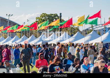 Sydney Aust 02 septembre 2023 : le 15e Festival Africultures annuel a eu lieu sous un beau soleil au Cathy Freeman Park dans le parc olympique de Sydney à Homebush, Sydney, Australie. 52 nations africaines étaient présentes vendant une large gamme de nourriture et de vêtements et célébrant avec des spectacles sur scène, représentant la population diversifiée et multiculturelle de Sydney et de l’Australie. Crédit : Stephen Dwyer / Alamy Live News Banque D'Images