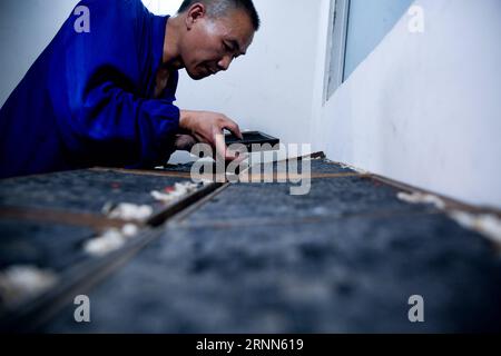 (170626) -- SHAOYANG, 26 juin 2017 -- l'héritier Xiao Shihua se prépare à imprimer dans le village de Zhulin, ville de Tantou, province du Hunan, en Chine centrale, le 25 juin 2017. Xiao Shihua, né en 1971, a étudié l'impression typographique mobile sous la direction de son père pendant son adolescence. L'impression de caractères mobiles de bloc de bois de la ville de Tantou a commencé sa période florissante dans la dynastie Ming (1368-1644) dans l'utilisation du pedigree de l'impression et les questions agricoles, et progressivement disparu avec le développement de l'impression informatique et offset.) (Zwx) CHINA-HUNAN-WOODBLOCK IMPRESSION DE CARACTÈRES MOBILES (CN) ZengxYong PUBLICATIONxNOTxINxCHN Shao Banque D'Images