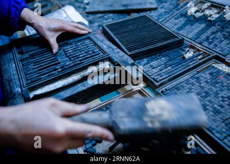 (170626) -- SHAOYANG, le 26 juin 2017 -- l'héritier Xiao Shihua corrige le cadre d'impression dans le village de Zhulin, ville de Tantou dans la province du Hunan en Chine centrale, le 25 juin 2017. Xiao Shihua, né en 1971, a étudié l'impression typographique mobile sous la direction de son père pendant son adolescence. L'impression de caractères mobiles de bloc de bois de la ville de Tantou a commencé sa période florissante dans la dynastie Ming (1368-1644) dans l'utilisation du pedigree de l'impression et les questions agricoles, et progressivement disparu avec le développement de l'impression informatique et offset.) (Zwx) CHINA-HUNAN-WOODBLOCK IMPRESSION DE CARACTÈRES MOBILES (CN) ZengxYong PUBLICATIONxNOTxINxCHN Banque D'Images