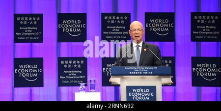 (170627) -- DALIAN, 27 juin 2017 -- Klaus Schwab, fondateur et président exécutif du Forum économique mondial (FEM), prononce un discours lors de la réunion d'ouverture de la réunion annuelle des nouveaux Champions 2017, également connue sous le nom de Davos d'été, qui s'est tenue à Dalian, ville côtière de la province du Liaoning du nord-est de la Chine, le 27 juin 2017. )(wsw) CHINA-DALIAN-SUMMER DAVOS-OPENING (CN) YaoxJianfeng PUBLICATIONxNOTxINxCHN Dalian juin 27 2017 Klaus Schwab fondateur et président exécutif du Forum économique mondial WEF prononce un discours À la réunion d'ouverture de la réunion annuelle des nouveaux Champions 2017 Banque D'Images