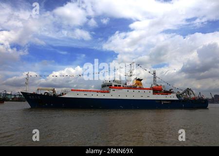 (170627) -- GUANGZHOU, le 27 juin 2017 -- le navire Haiyang-6 quitte un port de Guangzhou, capitale de la province chinoise du Guangdong, le 26 juin 2017. Le navire chinois de recherche scientifique océanique Haiyang-6 est parti lundi pour une expédition de 240 jours dans l’océan Pacifique, avec cinq stagiaires étrangers à son bord. Le navire est parti de la province méridionale de Guangdong, en direction du Pacifique occidental pour effectuer des études géologiques en haute mer à des fins de recherche sur le changement climatique, biologique et environnementale. ) (wsw) CHINE-GUANGZHOU-OCÉAN RECHERCHE SCIENTIFIQUE (CN) WangxPan PUBLICATIONxNOTxINxCHN Guangzhou juin 27 2017 th Banque D'Images