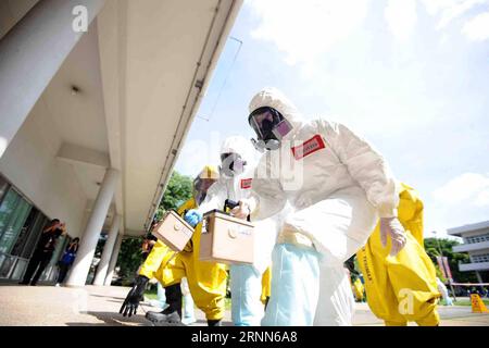 (170627) -- BANGKOK, le 27 juin 2017 -- des membres du personnel de sécurité participent à un exercice de lutte contre le terrorisme à Bangkok, Thaïlande, le 27 juin 2017. Mardi, le Département thaïlandais de la prévention et de l'atténuation des catastrophes a organisé un exercice anti-terrorisme. ) (zcc) THAÏLANDE-BANGKOK-EXERCICE ANTI-TERRORISME RachenxSageamsak PUBLICATIONxNOTxINxCHN Bangkok juin 27 2017 le personnel de sécurité participe à l'exercice anti-terrorisme dans le pays thaïlandais Bangkok juin 27 2017 Département de la prévention et de l'atténuation des catastrophes LE mardi Hero to anti Terrorism Drill ZCC Thai Country Bangkok Banque D'Images