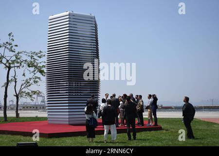 (170627) -- DALIAN, le 27 juin 2017 -- Une tour de purification conçue pour lutter contre le smog est vue à l'extérieur du centre international de conférences de Dalian à Dalian, dans la province du Liaoning du nord-est de la Chine, le 27 juin 2017. La réunion annuelle des nouveaux Champions 2017, également connue sous le nom de Davos d'été, a débuté mardi à Dalian. (Zhs) CHINA-DALIAN-MEETING-NEW CHAMPIONS (CN) WangxYiliang PUBLICATIONxNOTxINxCHN Dalian juin 27 2017 une tour de purification conçue pour lutter contre le smog EST des lacs à l'extérieur de Dalian International Conference Center à Dalian Nord-est de la Chine S Liaoning province juin 27 2017 l'Annu Banque D'Images