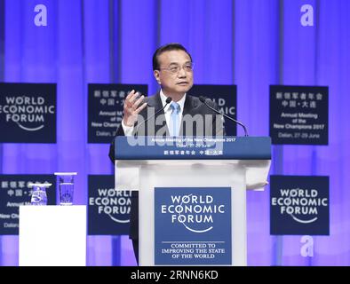 (170627) -- DALIAN, le 27 juin 2017 -- le premier ministre chinois Li Keqiang prononce un discours lors de la cérémonie d'ouverture de la réunion annuelle des nouveaux Champions 2017, ou Davos d'été, dans la ville de Dalian, dans la province du Liaoning au nord-est de la Chine, le 27 juin 2017. )(wjq) CHINA-DALIAN-LI KEQIANG-SUMMER DAVOS-OPENING (CN) PangxXinglei PUBLICATIONxNOTxINxCHN Dalian juin 27 2017 le Premier ministre chinois a quitté Keqiang discours lors de la cérémonie d'ouverture de la réunion annuelle des nouveaux Champions 2017 ou Davos d'été dans la ville de Dalian Nord-est de la Chine S province du Liaoning juin 27 2017 wjq Chine a Keqiang Summer Davos ouverture CN Banque D'Images