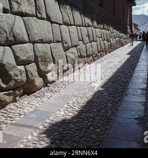 Cusco, Pérou - 5 décembre 2022 : rue Hatun Rumiyoc avec inca douze pierres d'angle à Cusco, Pérou Banque D'Images