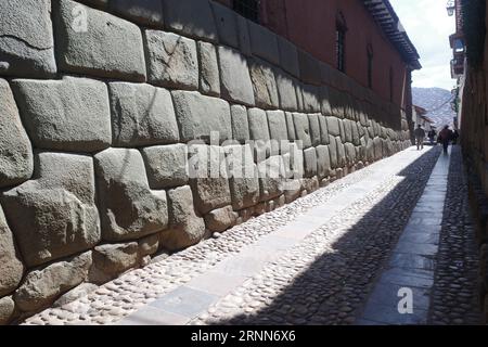 Cusco, Pérou - 5 décembre 2022 : rue Hatun Rumiyoc avec inca douze pierres d'angle à Cusco, Pérou Banque D'Images