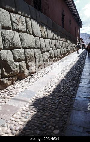 Cusco, Pérou - 5 décembre 2022 : rue Hatun Rumiyoc avec inca douze pierres d'angle à Cusco, Pérou Banque D'Images