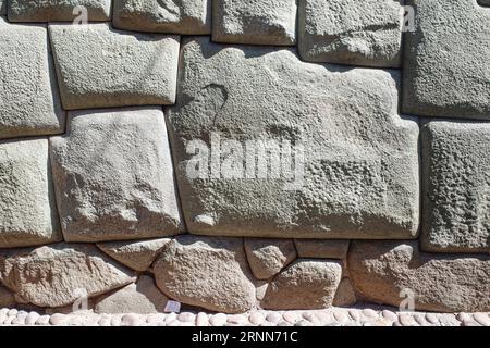 Cusco, Pérou - 5 décembre 2022 : rue Hatun Rumiyoc avec inca douze pierres d'angle à Cusco, Pérou Banque D'Images