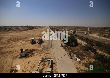 (170629) -- GAZA, 29 juin 2017 -- des bulldozers palestiniens déblayent une zone pour une grande zone tampon à la frontière avec l'Égypte dans la ville de Rafah, dans le sud de la bande de Gaza, le 28 juin 2017. Le mouvement islamique Hamas, qui dirige la bande de Gaza, a commencé à construire une zone de sécurité interdite aux frontières entre l'enclave côtière et l'Egypte, a déclaré mercredi un haut responsable de la sécurité du Hamas. La zone tampon aura une longueur de 12 kilomètres et une largeur de 100 mètres sur les frontières des territoires de Gaza, selon un communiqué d’un responsable de la sécurité. )(zhf) MIDEAST-GAZA-BUFFER-ZONE KhaledxOmar PUBLICATIONxNOTxINxCHN Gaza Ju Banque D'Images