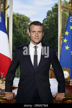 (170629) -- PARIS, 29 juin 2017 -- photo fournie par le Palais présidentiel français montrant le portrait officiel du Président français Emmanuel Macron au Palais de l'Elysée, Paris, France. FRANCE-PARIS-PRESIDENT-EMMANUEL MACRON-PORTRAIT SoazigxdexlaxMoissonniere PUBLICATIONxNOTxINxCHN Paris juin 29 2017 photo fournie par le Palais présidentiel français montre le Portrait officiel du Président français Emmanuel Macron à Elysée Paris France France France Président de Paris Emmanuel Macron Portrait PUBLICATIONxNOTxINxCHN Banque D'Images